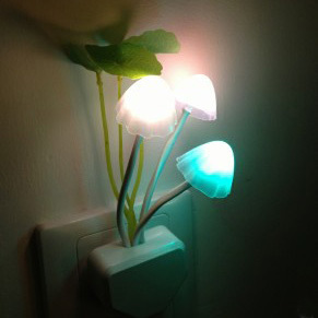 创意光控蘑菇小夜灯 插座插电节能七彩LED感应灯宝宝床头 包邮