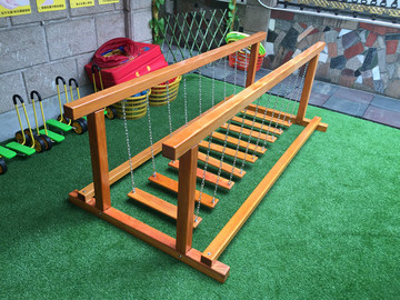 新款儿童平衡木荡桥滑梯钻洞黄花梨木桩幼儿园木质感统玩具攀爬架