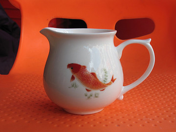 精美骨瓷釉上彩浮雕红鲤鱼薄胎茶海公道杯，功夫茶具